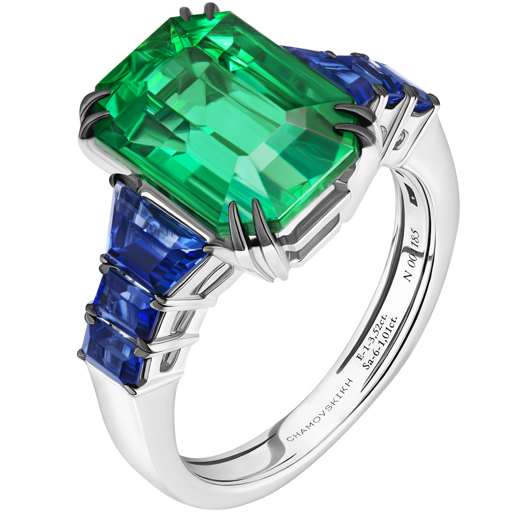 Кольцо с изумрудом и сапфирами, белое золото