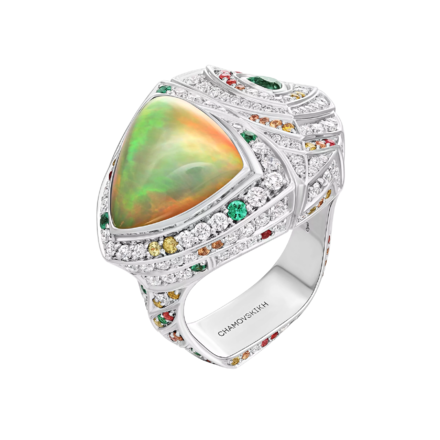 Кольцо с опалом, бриллиантами, изумрудами и сапфирами, белое золото