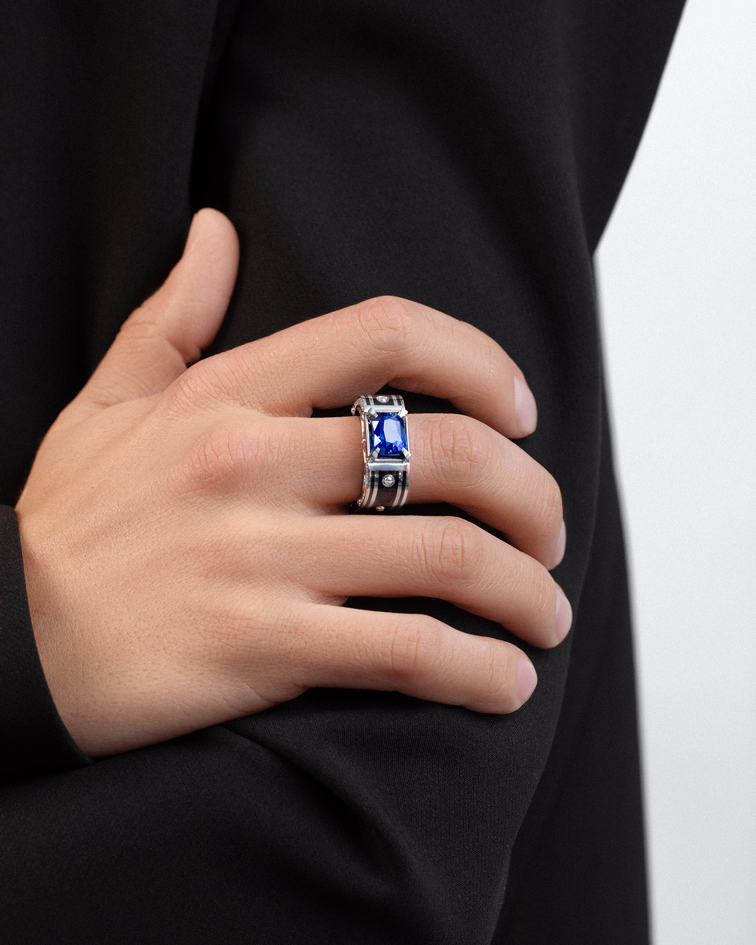 Кольцо с сапфиром и бриллиантами, белое золото, н. керамика