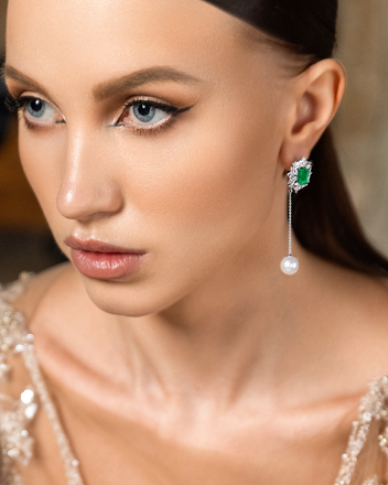 Серьги с изумрудами, бриллиантами и жемчугом, белое золото 3