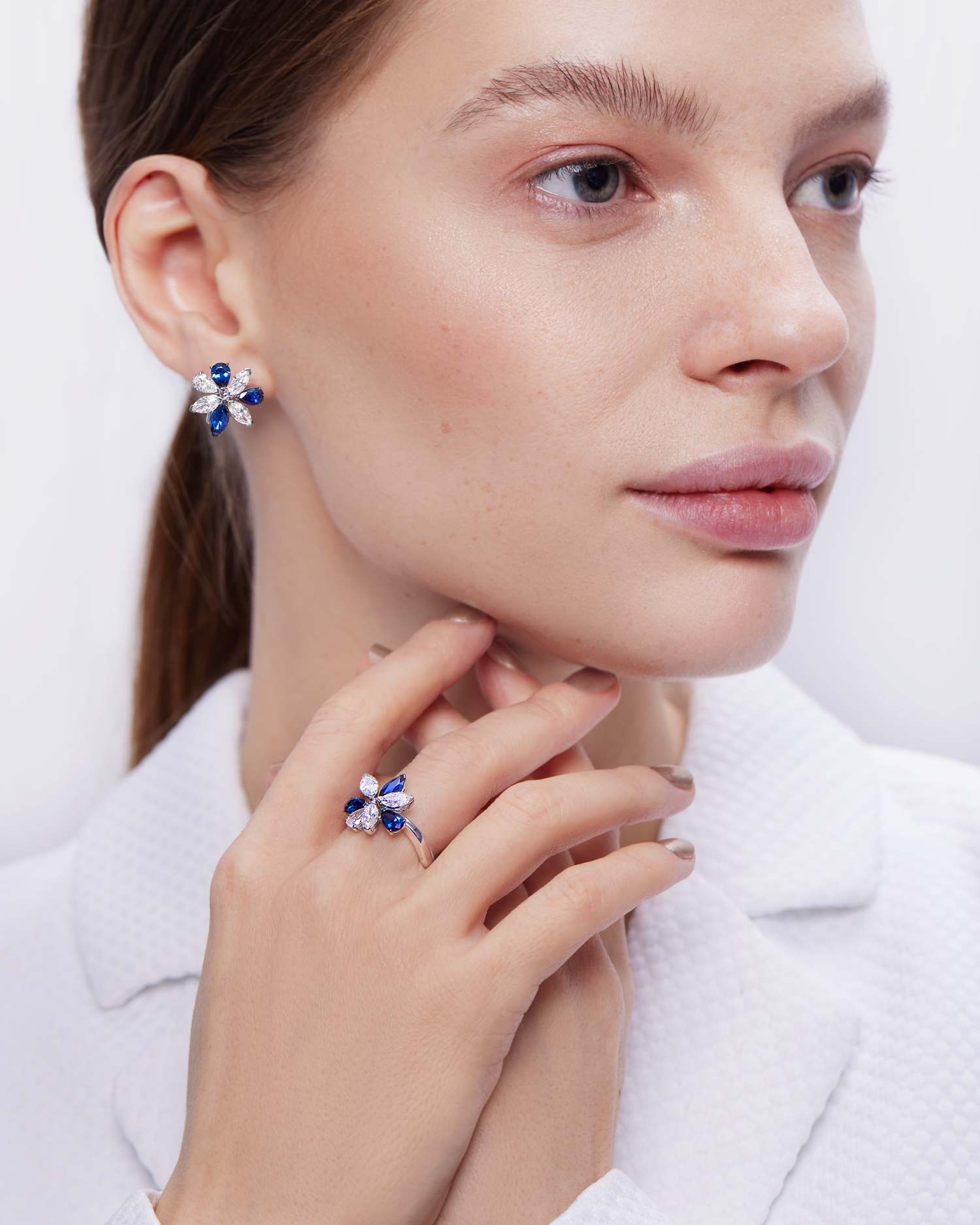 Кольцо с сапфирами и бриллиантами, белое золото