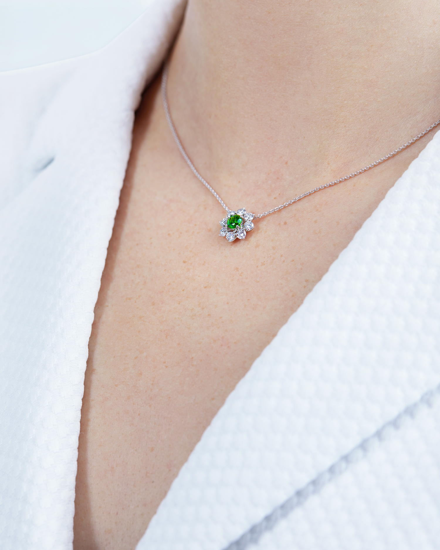 Колье с демантоидом и бриллиантами, белое золото