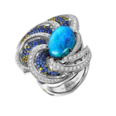 Кольцо с опалом, бриллиантами и сапфирами, белое золото