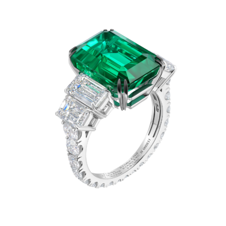 Кольцо с изумрудом и бриллиантами, белое золото