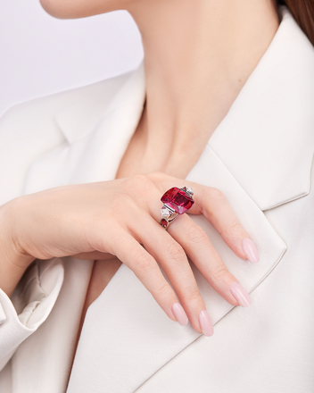 Кольцо с турмалином рубеллит, бриллиантами и рубинами, белое золото 5