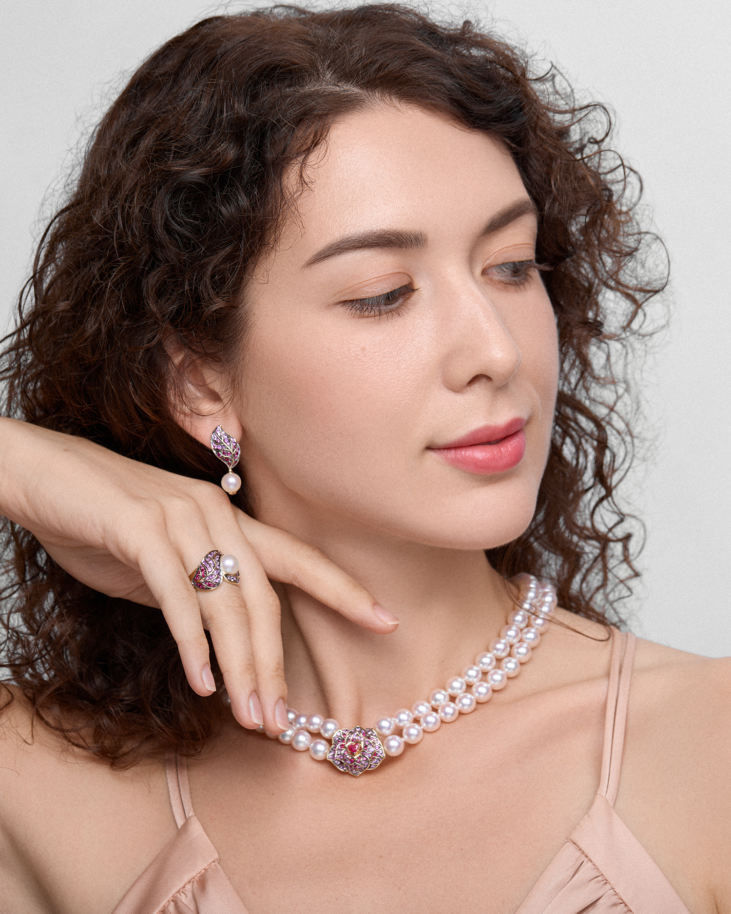 Колье с рубинами, розовыми сапфирами и жемчугом, желтое золото, нанокерамика