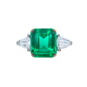Кольцо с изумрудом и бриллиантами, белое золото
