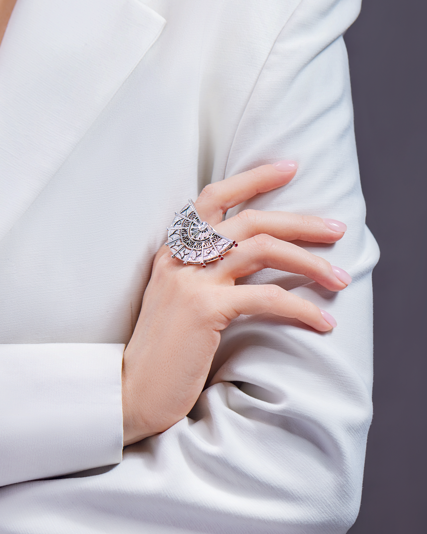 Кольцо с бриллиантами и рубинами, белое золото