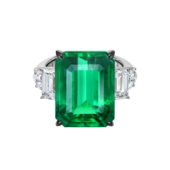 Кольцо с изумрудом и бриллиантами, белое золото