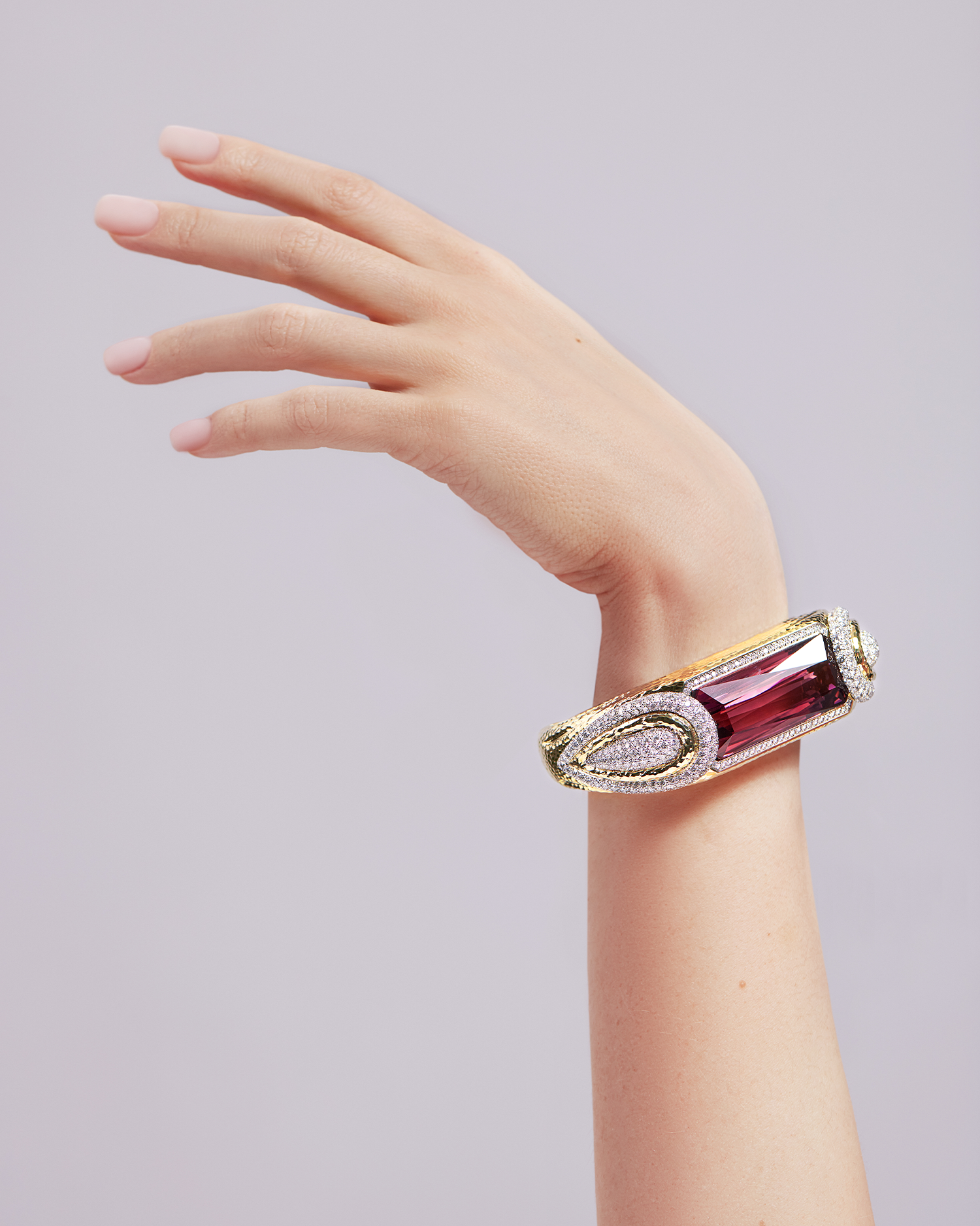 Браслет с турмалином рубеллитом и бриллиантами, желтое золото