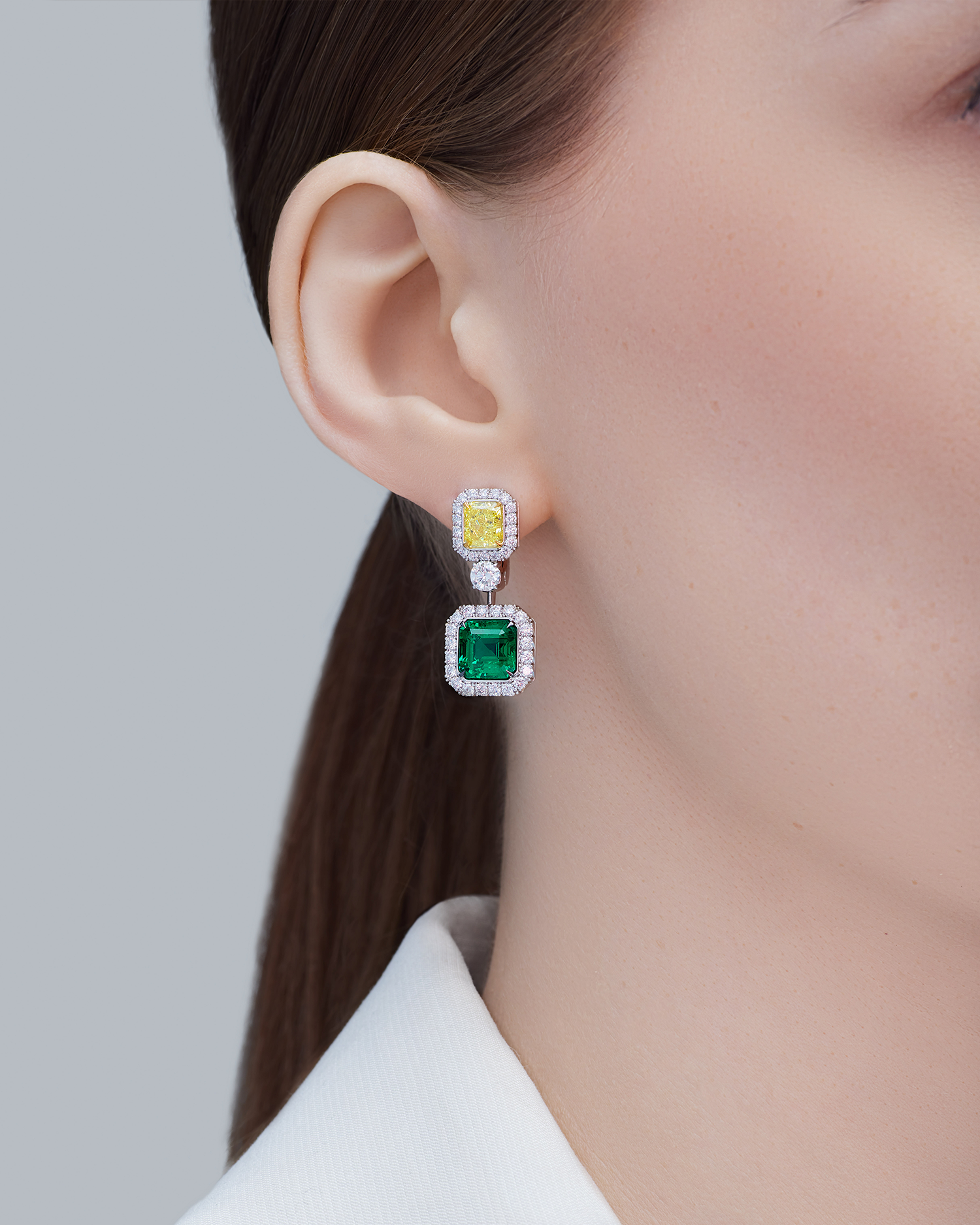 Серьги с изумрудами и бриллиантами, белое золото