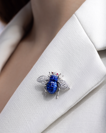 Брошь с сапфирами, рубинами и бриллиантами, белое золото 3