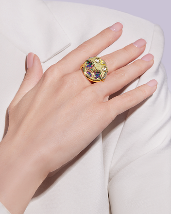 Кольцо с рубинами, сапфирами, изумрудами и бриллиантами, желтое золото 6