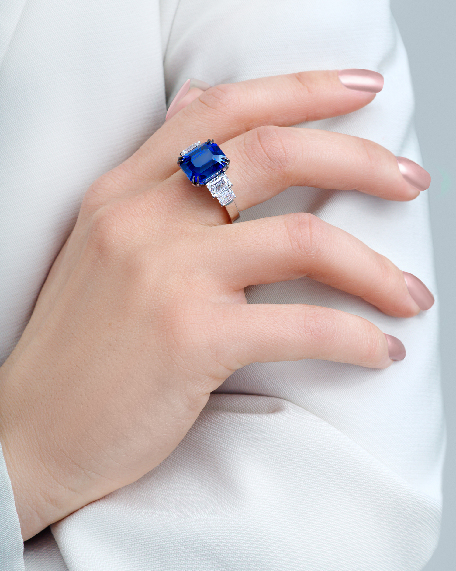 Кольцо с сапфиром и бриллиантами, белое золото