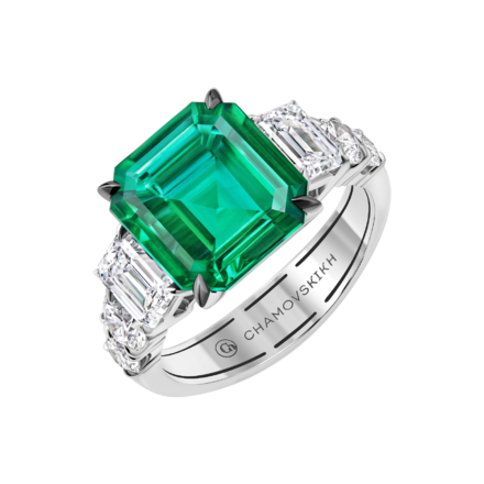 Кольцо с изумрудом и бриллиантами, белое золото