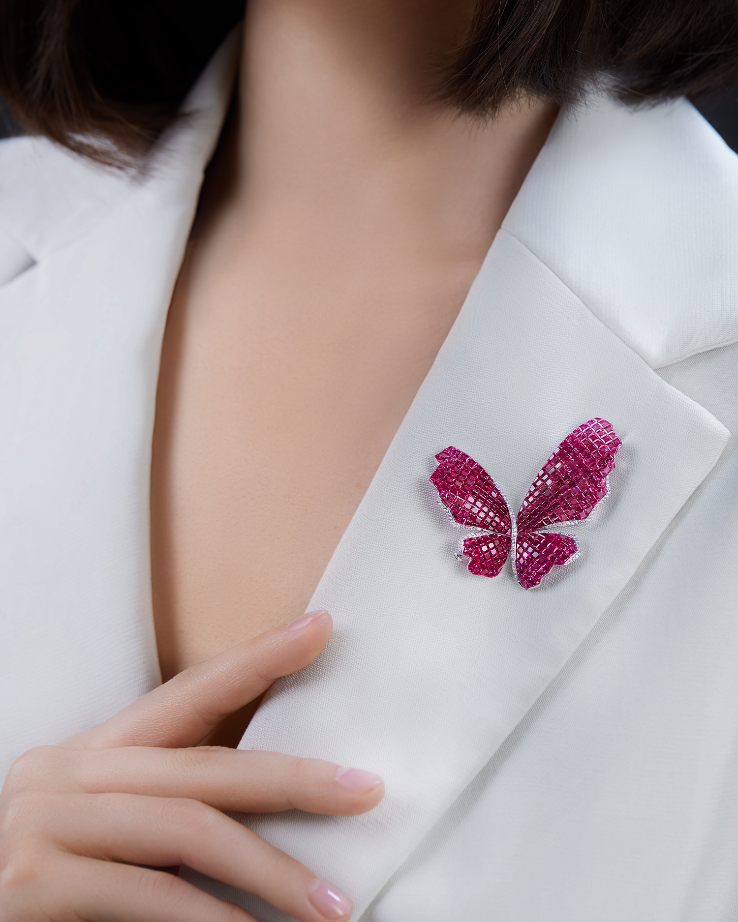 Брошь с рубинами, розовыми сапфирами и бриллиантами, белое золото