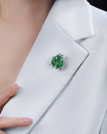 Брошь с тсаворитами, рубинами, сапфирами и бриллиантами, белое золото 2