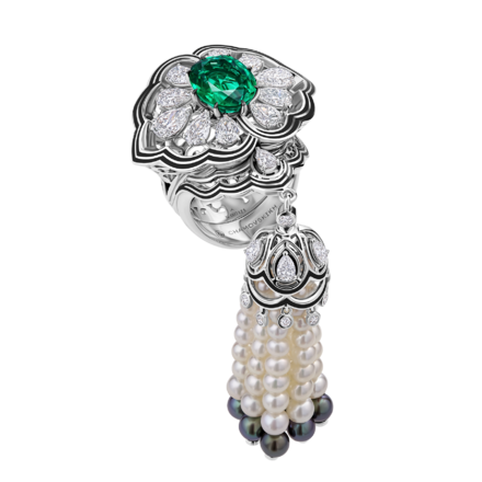 Кольцо с изумрудом, жемчугом и бриллиантами, белое золото