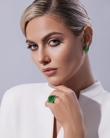 Пусеты с тсаворитами и бриллиантами, белое золото 2